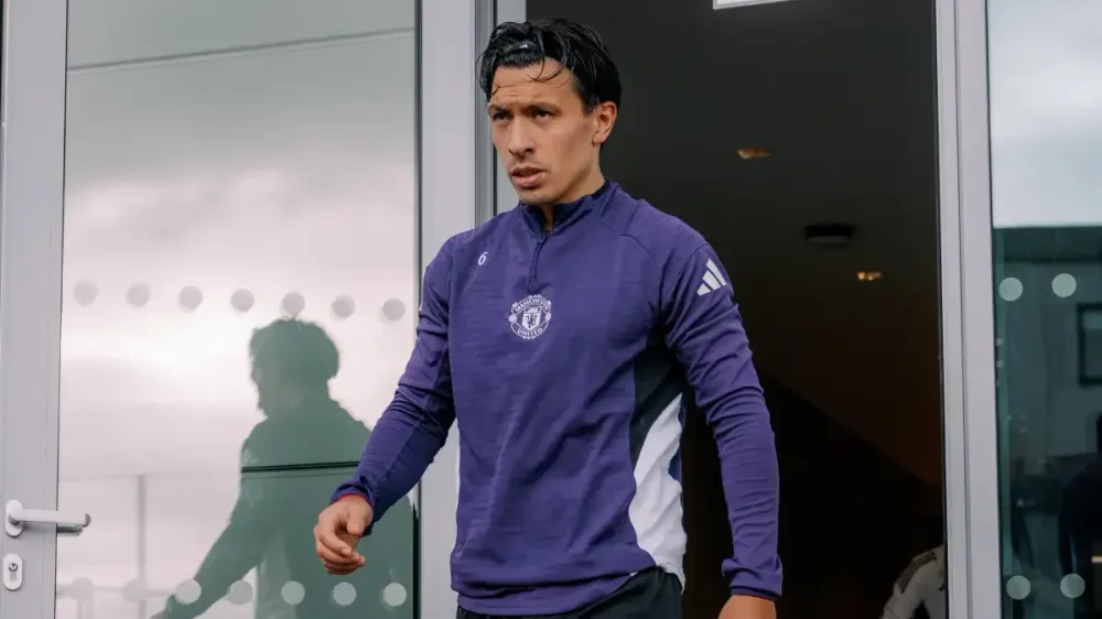 Lisandro Martínez pide disculpas por haber criticado fichajes del Manchester United imagen del post