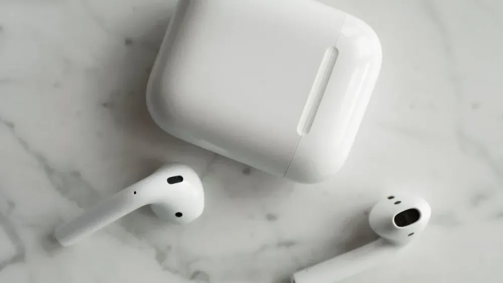 Los AirPods 5 logran 2 de 10 en reparabilidad: su batería se puede extraer imagen del post
