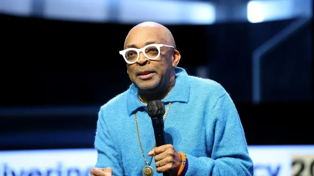 Los fans piden anillo de campeón para Spike Lee tras el primer título de los Knicks en 53 años imagen del post