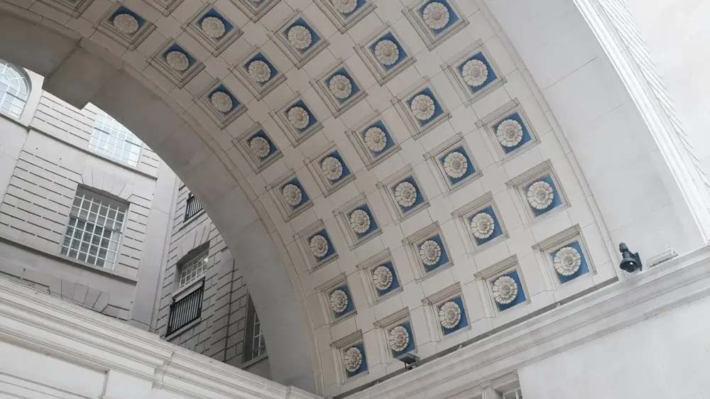 MI5 anuncia un centro para evaluar las amenazas de la IA imagen del post