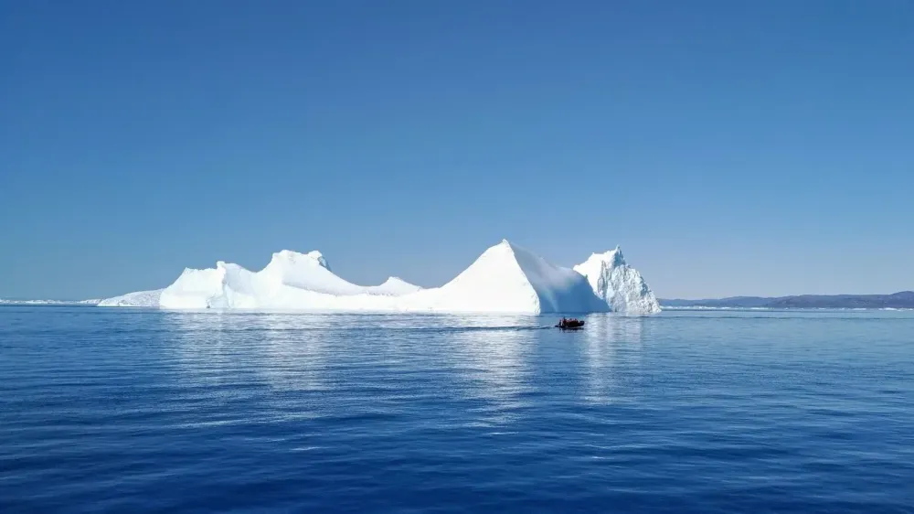 Molly Carlson salta de espaldas desde un iceberg en Canadá imagen del post