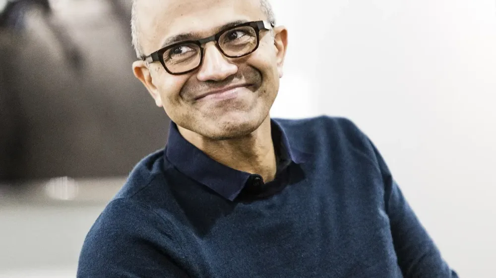 Nadella tacha a Claude Fable 5 de "controlado editorialmente" por sus rechazos imagen del post