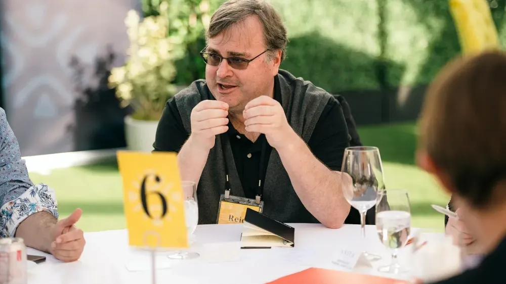 Reid Hoffman dejará el consejo de Microsoft para volver al “modo fundador” con Manas AI imagen del post