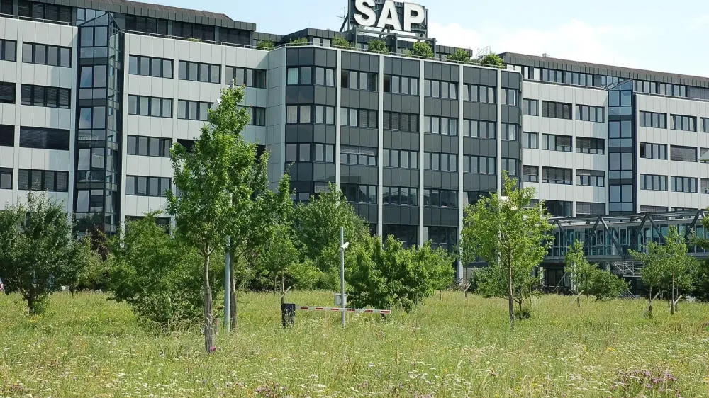 SAP apuesta a reinventar empleos con IA para evitar despidos, mientras frena contrataciones y viajes imagen del post