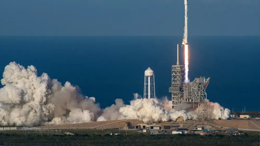 SpaceX sube 19.6% en su primer día completo en Nasdaq y Musk proyecta 1 billón de dólares en ingresos para 2030 imagen del post
