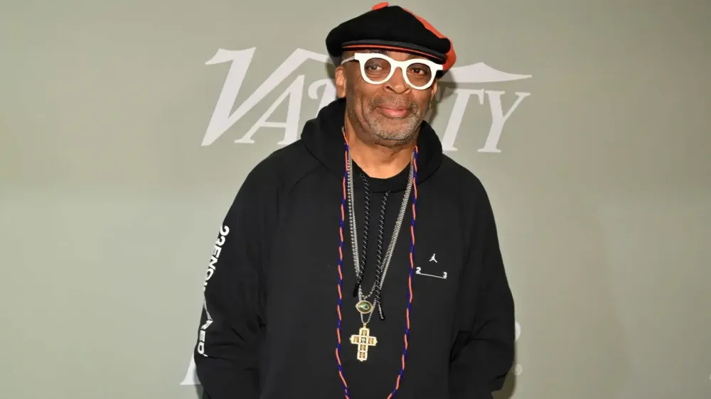 Spike Lee es sujetado durante una discusión con un aficionado en Yankee Stadium imagen del post