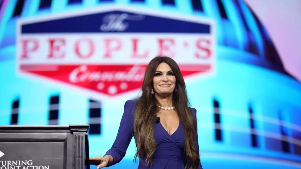 Trump considera destituir a Kimberly Guilfoyle tras reportes de conducta indebida imagen del post