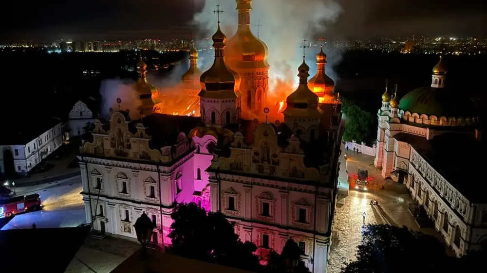 Un ataque ruso incendia el histórico monasterio Pechersk Lavra de Kyiv y deja nueve muertos imagen del post