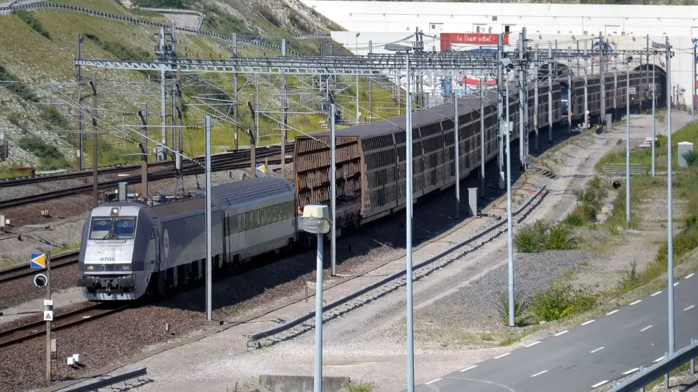 Un minibús choca con un tren en la terminal del Eurotúnel y deja 19 heridos imagen del post