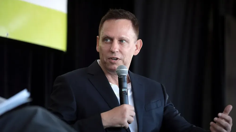 Una filtración expone Dialog, la sociedad secreta de Peter Thiel: más de 200 nombres del poder al descubierto imagen del post