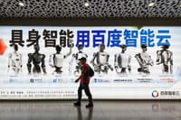 Un peatón camina frente a un anuncio publicitario de Baidu AI Cloud