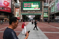 Las ventas minoristas de China en abril casi se estancan en un 0.2% mientras el impulso económico se desvanece