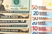 El euro cae mientras las tensiones en Medio Oriente mantienen el petróleo elevado
