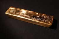 El oro cae hacia los 4,500 dólares mientras las minutas de la Fed revelan disposición para subir las tasas