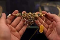El oro fluctúa cerca de los 4,500 dólares mientras las tensiones con Irán elevan las apuestas de alzas a las tasas de interés