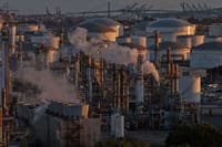 Precios del petróleo crudo caen tras avances en las negociaciones con Irán que disipan la prima de riesgo de guerra.