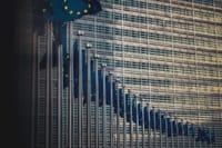 Bandera de la Unión Europea sobre un edificio durante el día