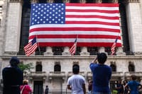 Gestores de fondos impulsan la asignación de acciones por niveles récord, muestra la encuesta de BofA.