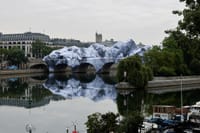 JR comienza la construcción de una cueva inflable gigante sobre el Pont Neuf de París