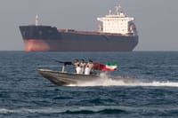 Acuerdos petroleros opacos en el Estrecho de Ormuz ponen a prueba el petrodólar