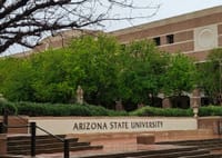 Eric Schmidt fue abucheado al hablar de IA en Arizona: el rechazo estudiantil ya no es anecdótico imagen del post