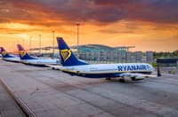 Ryanair reporta un aumento del 40% en sus ganancias y advierte que rivales débiles podrían quebrar
