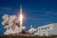 Logotipo de SpaceX impreso en un cohete antes del lanzamiento de su histórica oferta pública inicial de 75,000 millones de dólares.