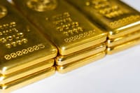 Mineras de oro caen mientras el lingote retrocede hacia los 4,000 dólares