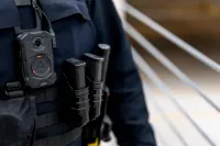 Axon convierte el Taser en IA policial: ingresos crecen +700% y Trump compró acciones antes del contrato ICE de $220M imagen del post