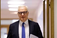 Olli Rehn, miembro del BCE, advierte que el choque energético genera estanflación en la eurozona