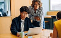 Las empresas que más usan IA están contratando más personal junior en lugar de recortarlo.