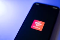 MiniMax: su CEO renuncia al sueldo hasta lograr la AGI y la acción se hunde 80% imagen del post
