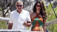 Amal Clooney lleva a Capri un Mugler vintage que recuerda a Vilma Picapiedra imagen del post