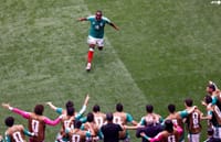 Julián Quiñones vuelve como héroe: ovación en pleno vuelo tras igualar el récord de México imagen del post