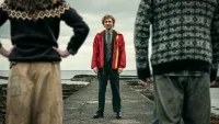 Domhnall Gleeson llega a desalojar una isla escocesa en el trailer de 'The Incomer' imagen del post