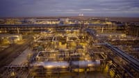 Las acciones globales suben mientras el petróleo cae a su nivel más bajo en cuatro meses