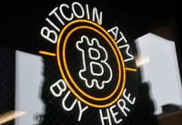 Bitcoin se mantiene firme cerca de los 64,000 dólares tras los ataques de Estados Unidos a Irán y el cierre del estrecho de Ormuz