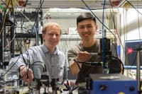 Dr. Pascal Del'Haye and Toby Bi, Research group ›Microphotonics‹.(© MPL, Susanne Viezens)