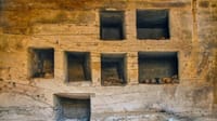 Egipto descubre tumbas selladas de 2,000 años con artefactos de oro cerca de Alejandría