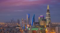 La creciente rivalidad económica entre Arabia Saudita y Emiratos Árabes Unidos presiona a los bancos de Wall Street.