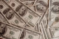 El dólar estadounidense se estabiliza mientras las tensiones con Irán compensan los datos de inflación moderada