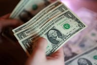El dólar cerca de mínimos de un mes mientras los ataques de EE. UU. e Irán agitan los mercados.