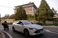 Taxis eléctricos en China amortiguan el impacto de la crisis petrolera en el estrecho de Ormuz