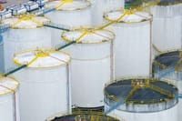 Precios del petróleo se mantienen cerca de los 70 dólares pese a pronósticos apocalípticos de 200 dólares por la guerra en Irán