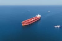 Precios del petróleo suben y bolsas globales caen tras el cierre del estrecho de Ormuz por parte de Irán