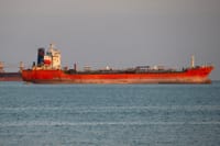El precio del oro cae tras el ataque de misiles iraníes a un petrolero en el estrecho de Ormuz que impulsó al dólar