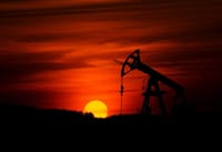 El repunte del petróleo por los ataques de EE. UU. a Irán reactiva las apuestas de una subida de tasas de la Fed