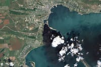 La AIE recorta el pronóstico de petróleo de Rusia debido al impacto de los ataques con drones en la producción.