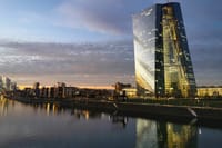 La contracción de los servicios en la eurozona se modera mientras la inflación se enfría a un ritmo récord.