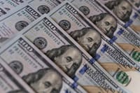 El dólar se encamina a una caída semanal ante la moderación de la inflación y las menores expectativas de alzas de tasas